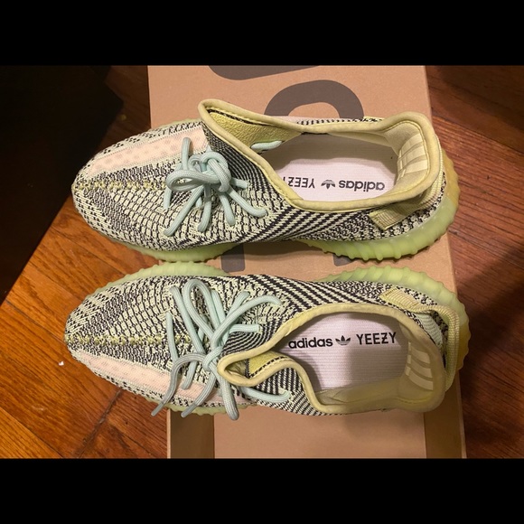 Yeezy Boost 350 v2 - Picture 2 of 8